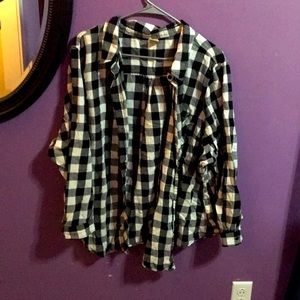 Checkered black and white long sleeve flannel